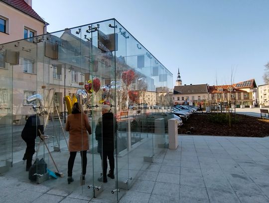 Walentynki w Strzelcach Opolskich. Serca w szklanych domach na pl. Żeromskiego Walentynki w Strzelcach Opolskich. Serca w szklanych domach na pl. Żeromskiego