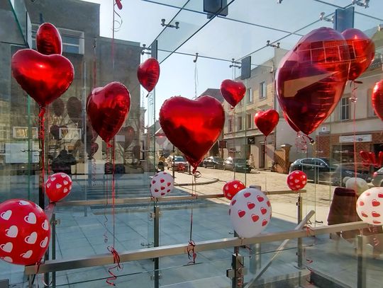 Walentynki w Strzelcach Opolskich. Serca w szklanych domach na pl. Żeromskiego Walentynki w Strzelcach Opolskich. Serca w szklanych domach na pl. Żeromskiego