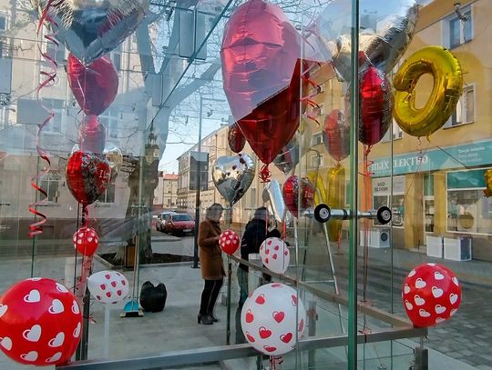Walentynki w Strzelcach Opolskich. Serca w szklanych domach na pl. Żeromskiego Walentynki w Strzelcach Opolskich. Serca w szklanych domach na pl. Żeromskiego