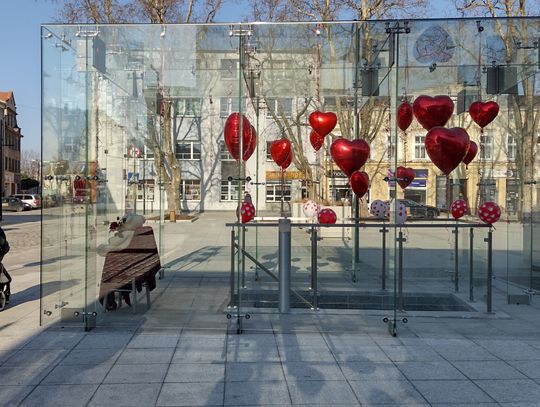 Walentynki w Strzelcach Opolskich. Serca w szklanych domach na pl. Żeromskiego Walentynki w Strzelcach Opolskich. Serca w szklanych domach na pl. Żeromskiego