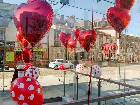 Walentynki w Strzelcach Opolskich. Serca w szklanych domach na pl. Żeromskiego Walentynki w Strzelcach Opolskich. Serca w szklanych domach na pl. Żeromskiego