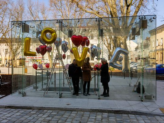 Walentynki w Strzelcach Opolskich. Serca w szklanych domach na pl. Żeromskiego Walentynki w Strzelcach Opolskich. Serca w szklanych domach na pl. Żeromskiego