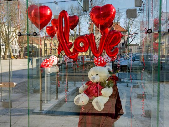 Walentynki w Strzelcach Opolskich. Serca w szklanych domach na pl. Żeromskiego Walentynki w Strzelcach Opolskich. Serca w szklanych domach na pl. Żeromskiego