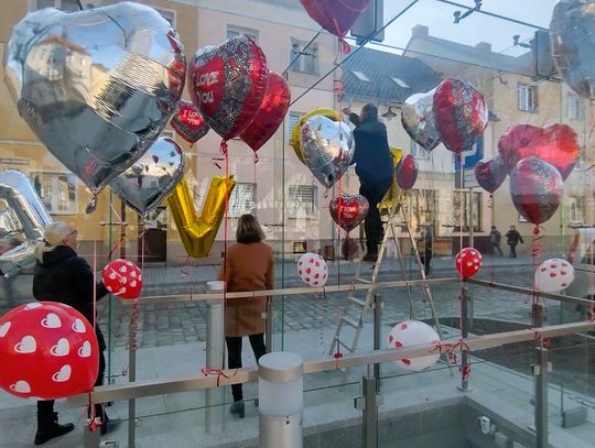 Walentynki w Strzelcach Opolskich. Serca w szklanych domach na pl. Żeromskiego Walentynki w Strzelcach Opolskich. Serca w szklanych domach na pl. Żeromskiego