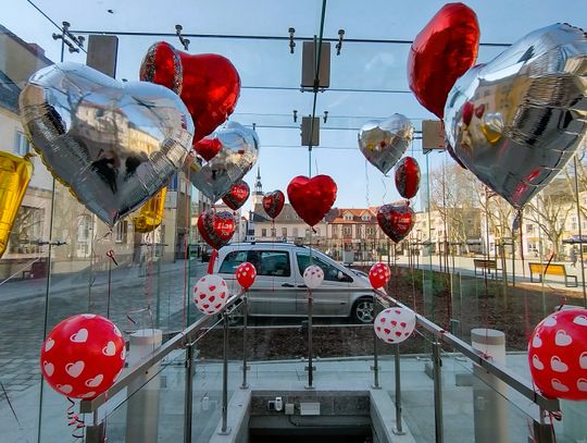 Walentynki w Strzelcach Opolskich. Serca w szklanych domach na pl. Żeromskiego Walentynki w Strzelcach Opolskich. Serca w szklanych domach na pl. Żeromskiego