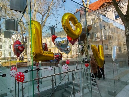 Walentynki w Strzelcach Opolskich. Serca w szklanych domach na pl. Żeromskiego Walentynki w Strzelcach Opolskich. Serca w szklanych domach na pl. Żeromskiego