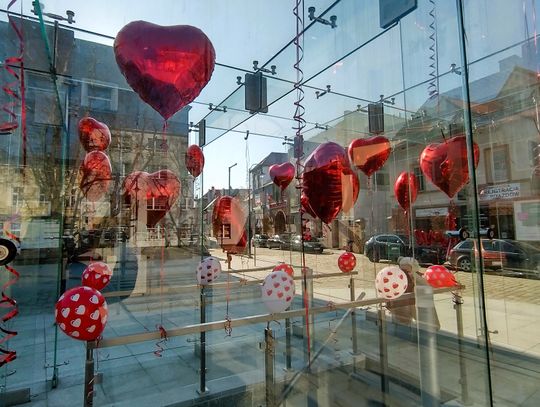 Walentynki w Strzelcach Opolskich. Serca w szklanych domach na pl. Żeromskiego Walentynki w Strzelcach Opolskich. Serca w szklanych domach na pl. Żeromskiego