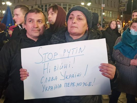 Protest przeciw napaści Rosji na Ukrainę w Opolu. Uczestnicy mieli łzy w oczach Protest przeciw napaści Rosji na Ukrainę w Opolu. Uczestnicy mieli łzy w oczach