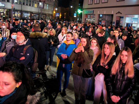 Protest przeciw napaści Rosji na Ukrainę w Opolu. Uczestnicy mieli łzy w oczach Protest przeciw napaści Rosji na Ukrainę w Opolu. Uczestnicy mieli łzy w oczach