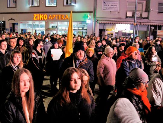 Protest przeciw napaści Rosji na Ukrainę w Opolu. Uczestnicy mieli łzy w oczach Protest przeciw napaści Rosji na Ukrainę w Opolu. Uczestnicy mieli łzy w oczach