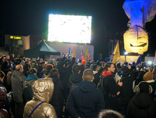 Protest przeciw napaści Rosji na Ukrainę w Opolu. Uczestnicy mieli łzy w oczach Protest przeciw napaści Rosji na Ukrainę w Opolu. Uczestnicy mieli łzy w oczach