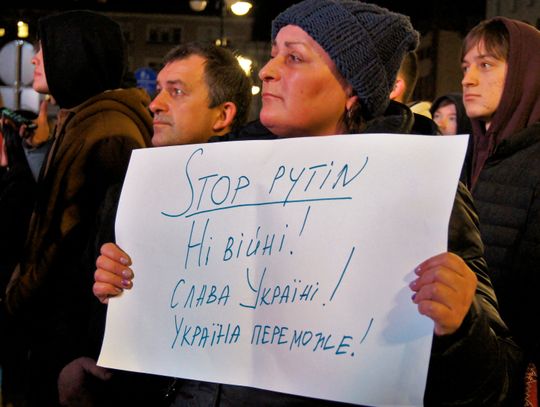 Protest przeciw napaści Rosji na Ukrainę w Opolu. Uczestnicy mieli łzy w oczach Protest przeciw napaści Rosji na Ukrainę w Opolu. Uczestnicy mieli łzy w oczach