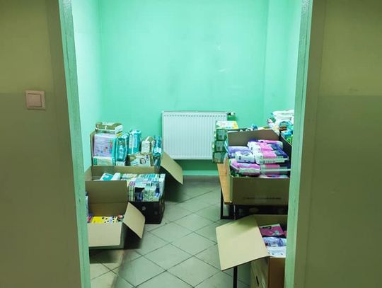Dary dla uchodźców w budynku po gimnazjum w Leśnicy