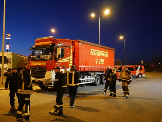 Konwój ciężarówek jadących z Niemiec na Ukrainę na MOP Góra św. Anny