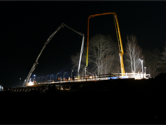 Budowa obwodnicy Kędzierzyna-Koźla - betonowanie mostu nad Kłodnicą