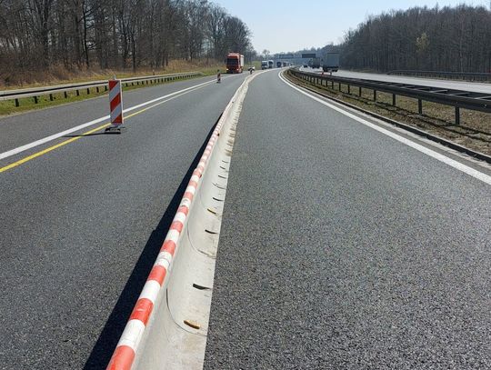 Remont autostrady A4. Montaż barier ochronnych rozdzielających pasy ruchu