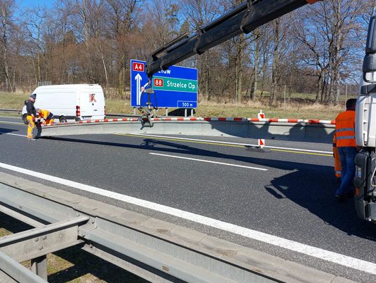 Remont autostrady A4. Montaż barier ochronnych rozdzielających pasy ruchu