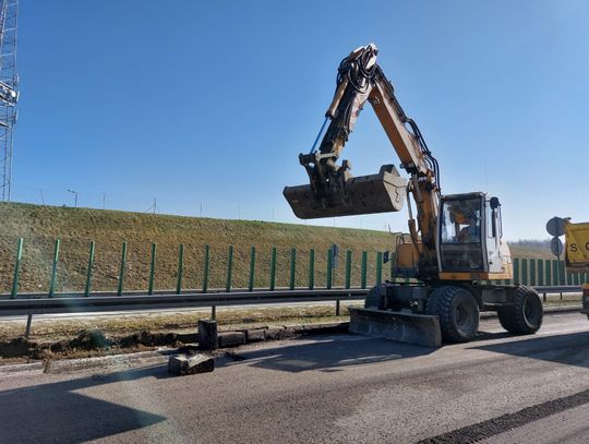 Remont autostrady A4. Frezowanie asfaltu na wysokości MOP Góra św. Anny