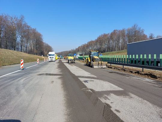 Remont autostrady A4. Frezowanie asfaltu na wysokości MOP Góra św. Anny