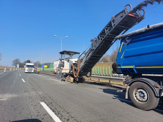 Remont autostrady A4. Frezowanie asfaltu na wysokości MOP Góra św. Anny