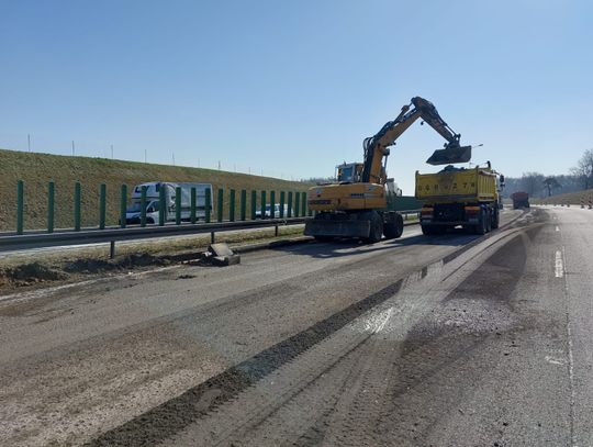 Remont autostrady A4. Frezowanie asfaltu na wysokości MOP Góra św. Anny