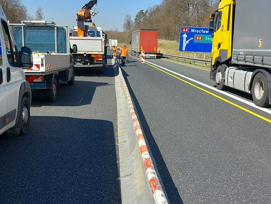 Remont autostrady A4. Montaż barier ochronnych rozdzielających pasy ruchu