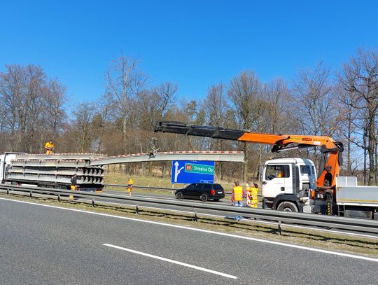 Remont autostrady A4. Montaż barier ochronnych rozdzielających pasy ruchu