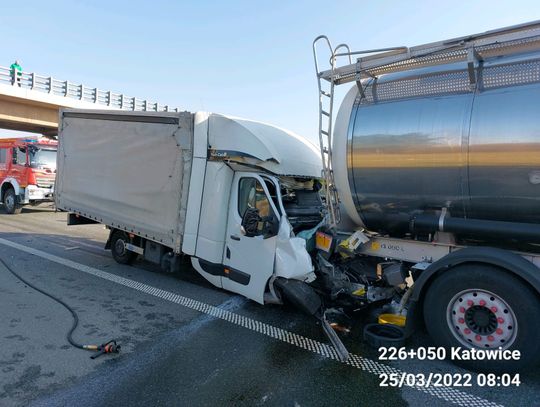 Wypadki na autostradzie A4. Dwa zderzenia busów z tirami. Jeden z kierowców walczy o życie, wzywano śmigłowiec LPR