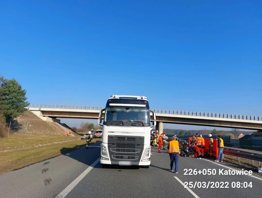 Wypadki na autostradzie A4. Dwa zderzenia busów z tirami. Jeden z kierowców walczy o życie, wzywano śmigłowiec LPR