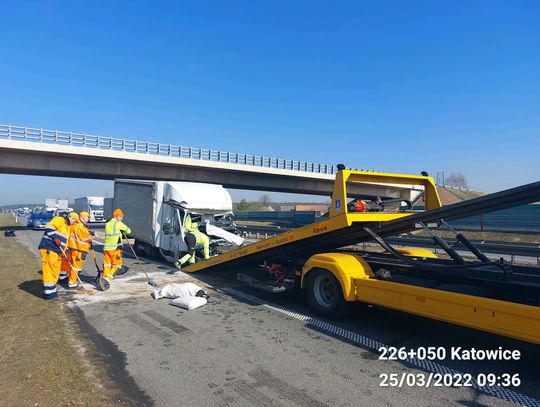 Wypadki na autostradzie A4. Dwa zderzenia busów z tirami. Jeden z kierowców walczy o życie, wzywano śmigłowiec LPR