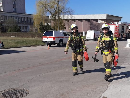 Ćwiczenia straży pożarnej w zakładzie Kronospan w Strzelcach Opolskich