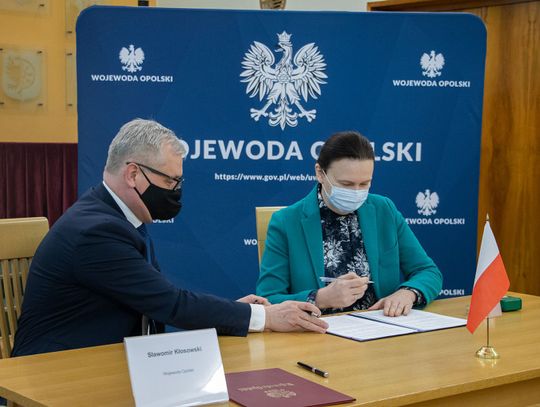 Umowę z wojewodą Sławomirem Kłosowskim podpisała dyrektor szpitala Beata Czempiel