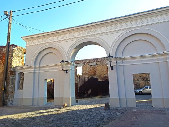 Odnowiona zabytkowa brama zamkowa w Strzelcach Opolskich