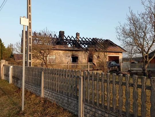 Pożar domu w Poznowicach. Straty oszacowano na 450 tys. zł