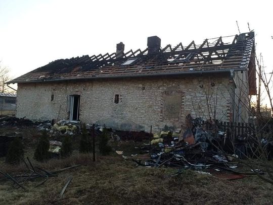 Pożar w Poznowicach. Spalił się dom. Bardzo duże straty
