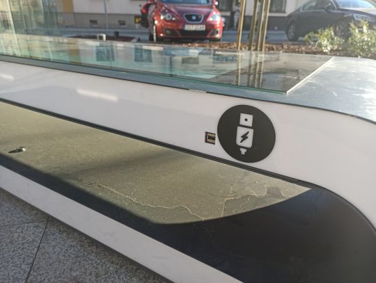 Nietypowa ławka na placu Żeromskiego w Strzelcach Opolskich