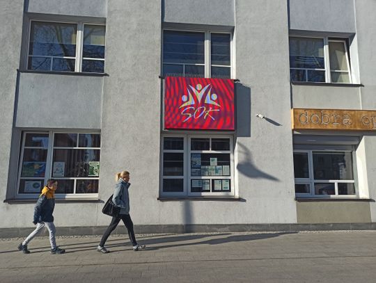 Nietypowa ławka na placu Żeromskiego w Strzelcach Opolskich