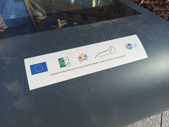 Nietypowa ławka na placu Żeromskiego w Strzelcach Opolskich