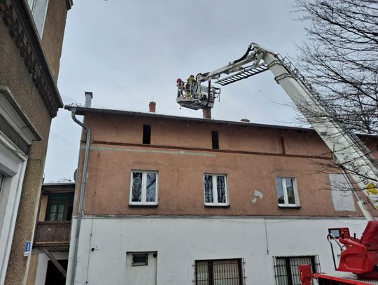 Tragiczny pożar poddasza w Zawadzkiem. Jedna ofiara śmiertelna