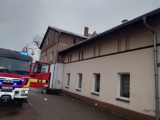 Tragiczny pożar poddasza w Zawadzkiem. Jedna ofiara śmiertelna
