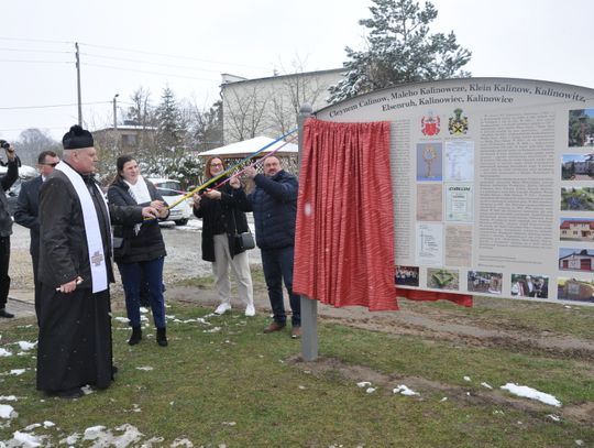 Kalinowice zyskały wyjątkową tablicę pamiątkową. Pokazuje historię wsi