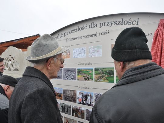 Kalinowice zyskały wyjątkową tablicę pamiątkową. Pokazuje historię wsi