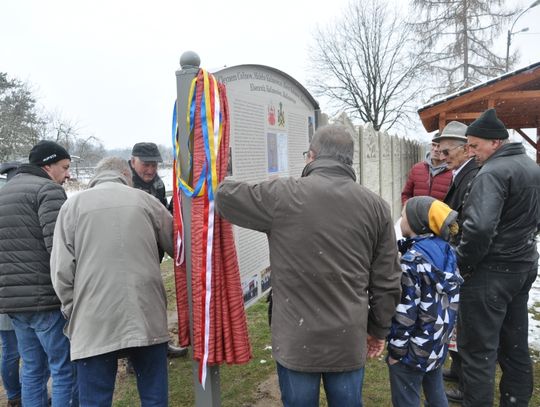 Kalinowice zyskały wyjątkową tablicę pamiątkową. Pokazuje historię wsi