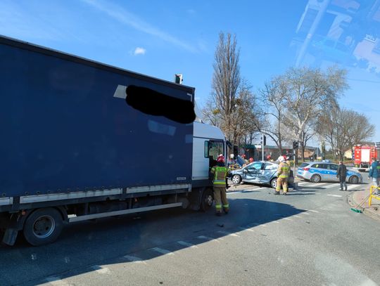 Wypadek w Izbicku. Zderzenie ciężarówki z autem osobym