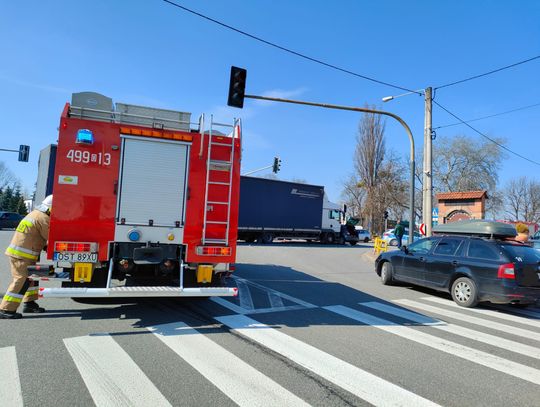 Wypadek w Izbicku. Zderzenie ciężarówki z autem osobym