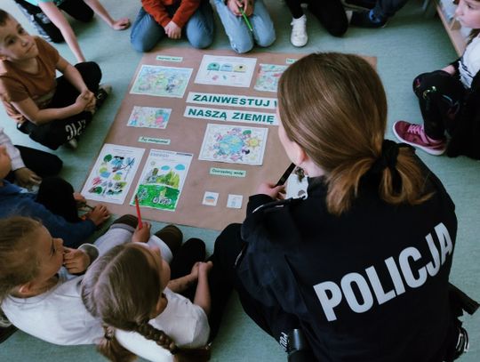 Strzeleccy policjanci rozmawiali z najmłodszymi o środowisku