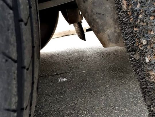 Ciężarówka z niebezpiecznymi uszkodzeniami na węźle autostrady A4