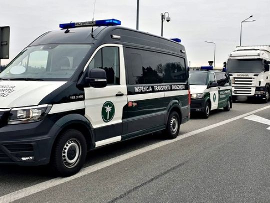 Ciężarówka z niebezpiecznymi uszkodzeniami na węźle autostrady A4