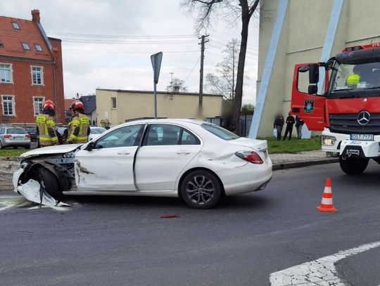 Wypadek na krajówce w Ujeździe. Zderzenie samochodu ciężarowego i osobówki