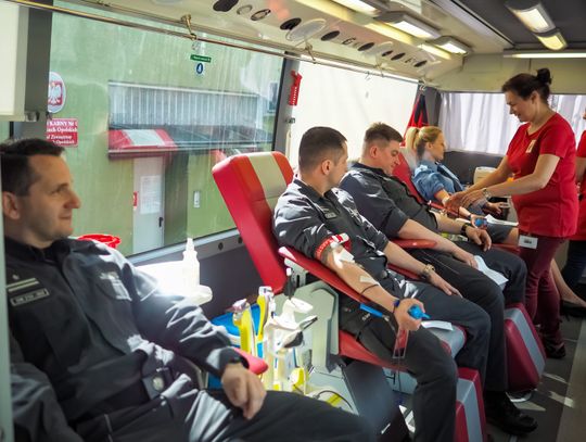 Mundurowi i mieszkańcy Strzelec Opolskich dzielili się najcenniejszym darem Mundurowi i mieszkańcy Strzelec Opolskich dzielili się najcenniejszym darem